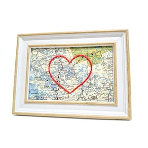 Cœur du lac de Bays, carte | Cadeau de carte personnalisée | Cadeau d'anniversaire pour lui | Cadeau de mariage encadré | Impression de carte vintage avec coeur brodé à la main