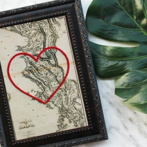 Carte du coeur de l'Albanie | Cadeau de carte personnalisée | Cadeau d'anniversaire pour lui | Cadeau de mariage | Impression carte vintage de l'Albanie avec coeur brodé à la main