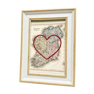 Carte du coeur de l'Irlande | Cadeau de carte personnalisée | Cadeau d'anniversaire irlandais pour lui | Cadeau de mariage | Impression de carte vintage de l'Irlande avec coeur brodé à la main