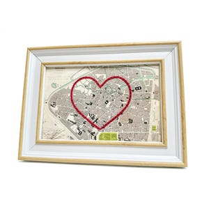 Carte du coeur de Bruxelles | Cadeau de carte personnalisée | Cadeau d'anniversaire de carte de la Belgique | Cadeau de mariage encadré | Carte vintage de Bruxelles avec coeur brodé