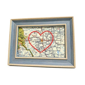 Carte du coeur de Calgary | Cadeau de carte personnalisée | Cadeau d'anniversaire de l'Alberta | Cadeau de mariage | Impression de carte vintage de Calgary avec coeur brodé à la main