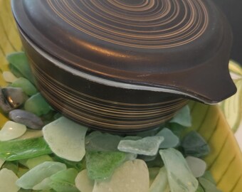 RARE Pyrex TERRA 60s 472 1.5 pt. Bright Pattern design. Delicate brown linear design on BOTTOM with Circular line design opal lid 20-c.