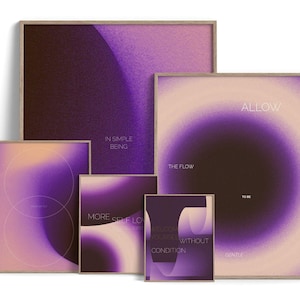 Könnte beinhalten: Eine Sammlung gerahmter Kunstdrucke mit abstrakten Designs in Lila-, Braun- und Beigetönen. Die Drucke zeigen Farbverläufe, Kreise und Texte wie "ALLOW" und "IN SIMPLE BEING". Die Rahmen sind hellbraun.