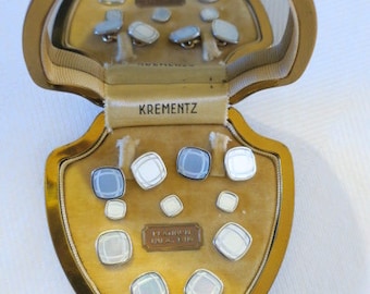 Gemelos estilo Art Déco Krementz con incrustaciones de platino alrededor de nácar grabado sobre oro de 14 quilates.