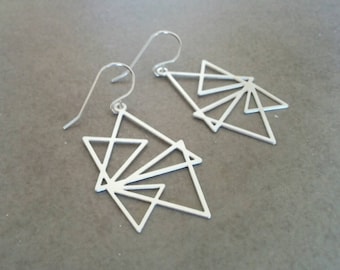Pendientes de plata, plata de ley, pendientes colgantes, regalo para ella, pendientes geométricos, pendientes sencillos, joyería de plata, pendientes triangulares de plata