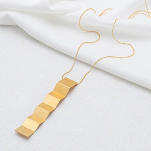 Colar geométrico dourado, colar longo em zigue-zague, colar longo, colar geométrico de origami, colar longo de ouro, presente para ela, presente de dia dos namorados