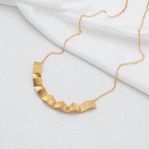 Colar geométrico dourado, colar longo em zigue-zague, colar longo, colar geométrico de origami, colar longo de ouro, presente para ela, presente de dia dos namorados