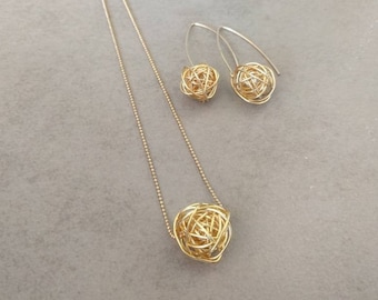 Gouden sieraden set, gouden ketting & gouden oorbellen, spiraalvormige ketting, hanger ketting, lange oorbellen, gouden lange oorbellen, cadeau voor haar