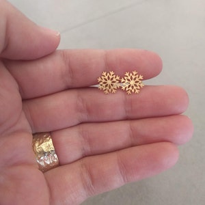 Snowflake Earrings, Snowflake Studs, Tiny Snowflake Studs, Gold Studs, Stud Earrings, Gold Earrings, Fall Earrings, Xmas Earrings, Post