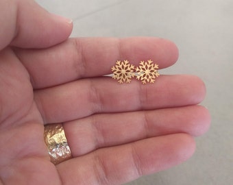 Snowflake Earrings, Snowflake Studs, Tiny Snowflake Studs, Gold Studs, Stud Earrings, Gold Earrings, Fall Earrings, Xmas Earrings, Post