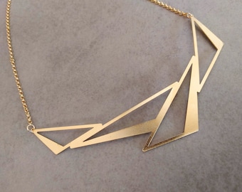 Collar triangular dorado, collar geométrico, collar dorado, collar dorado ancho, joyería geométrica triangular, collar con colgante geométrico