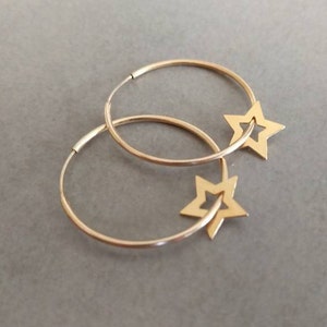 Créoles dorées, boucles d&#39;oreilles étoiles, boucles d&#39;oreilles étoile dorées, créoles, créoles en or, boucles d&#39;oreilles en or, boucles d&#39;oreilles petites étoiles, créoles en or