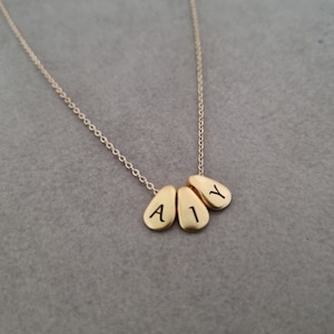 Collar con nombre de oro, collar con inicial, collar delicado, collar para mamá, collar personalizado, collar con letra de oro, regalo para ella, regalo para mamá