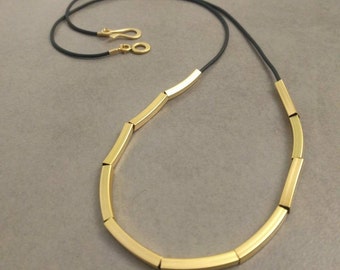 Collana nera, collana con tubo d'oro, gioielli in pelle, collana con filo nero, collana da donna, collana lunga, collana in pelle