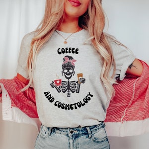 Maglietta di Halloween per parrucchieri. Regalo per parrucchieri. Maglietta di Halloween per parrucchieri. Maglietta per amanti del caffè, maglietta divertente per parrucchieri, regalo per lei
