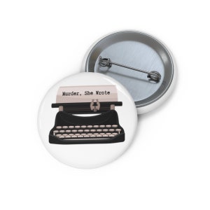 Angela Lansbury Button, Murder She Wrote Button, Cabot Cove, Jessica Fletcher Pin, Geschenk für Murder She Wrote Fan