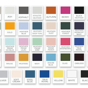 Op de afbeelding: Een kleurenkaart met 50 verschillende kleurstalen. Elk staal is gelabeld met een kleurnaam, zoals "Aqua", "Army", "Ash", "Asphalt", "Athletic Heather", "Autumn", "Berry", "Black Heather", "Brown", "Burnt Orange", "Dark Grey Heather", "Forest", "Gold", "Heather Blue", "Heather Deep Teal", "Heather Dust", "Heather Forest", "Heather Midnight Navy", "Heather Mint", "Heather Orange", "Heather Orchid", "Heather Prism Dusty Blue", "Heather Prism Ice Blue", "Heather Prism Lilac", "Heather Prism Mint", "Heather Prism Peach", "Heather Raspberry", "Heather True Royal", "Kelly", "Leaf", "Light Blue", "Lilac", "Mauve", "Mustard", "Navy", "Ocean Blue", "Olive", "Oxblood", "Pink", "Red", "Silver", "Soft Cream", "Steel Blue", "True Royal", "Yellow", "White" en "Black".