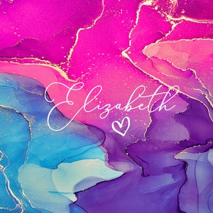 Pu&ograve; includere: Sfondo di arte astratta con colori blu, rosa e viola vorticosi con accenti dorati. Il nome "Elizabeth" &egrave; scritto in corsivo bianco con un piccolo cuore.