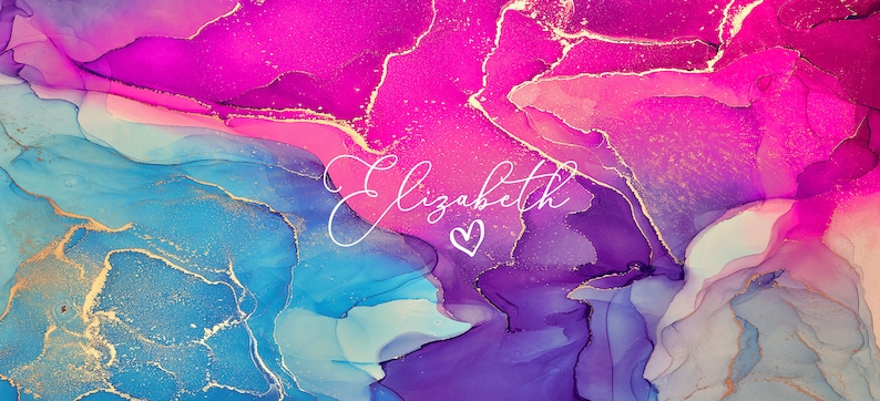 Pu&ograve; includere: Sfondo di arte astratta con colori blu, rosa e viola vorticosi con accenti dorati. Il nome "Elizabeth" &egrave; scritto in corsivo bianco con un piccolo cuore.