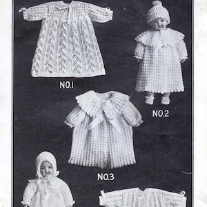 Puede incluir: Cinco vestidos de bebé de ganchillo en blanco, numerados del 1 al 5. Los vestidos se muestran sobre un fondo negro.