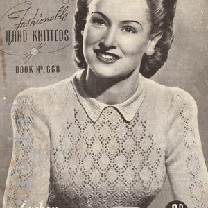 Puede incluir: Portada vintage en blanco y negro de "Fashionable Hand Knitteds" de Lincoln. Presenta a una mujer sonriente con un suéter de punto con patrón de diamantes y cuello. El texto incluye "BOOK NO 668" y "Model-No. LI053".