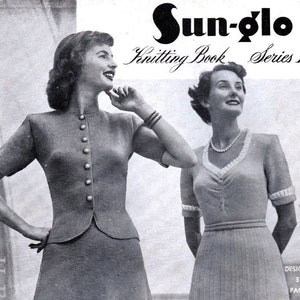 Puede incluir: Foto en blanco y negro de dos mujeres con vestidos de punto. La mujer de la izquierda lleva un vestido ajustado con una falda que le llega a las rodillas. La mujer de la derecha lleva un vestido con una falda plisada que le llega a los tobillos. El texto "Sun-glo Knitting Book Series 119" está en la parte superior de la imagen.