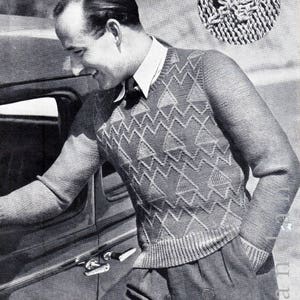 Puede incluir: Una fotografía en blanco y negro de un hombre que lleva un suéter gris con un patrón geométrico. El suéter tiene cuello redondo y un cuello de canalé. El hombre está de pie junto a un coche y tiene la mano en el bolsillo. El texto "LINCOLN Model No. BS 390" es visible en la parte inferior de la imagen.