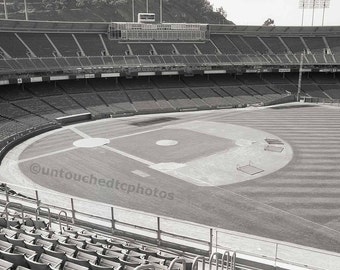 « Photo vintage noir et blanc de Candlestick Park et photographie d'un stade vide à San Francisco : les Giants de SF jouaient au baseball ici » par untouchedtcphotos