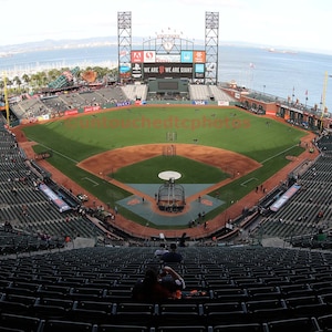 AT&T Park OberdeckBehind Home Plate vor SF Giants Spiel am 20.April 2016