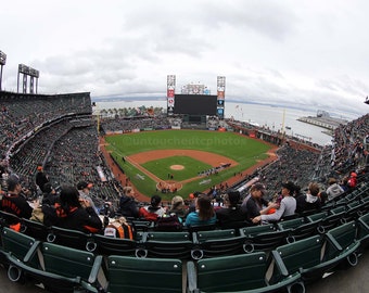 « Ouverture de l'Oracle Park Stadium SF Giants le 5 avril 2019, des fans regardent le baseball à San Francisco » par untouchedtcphotos