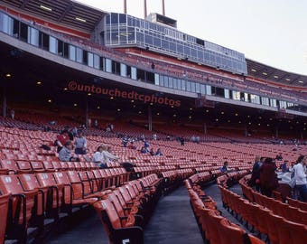 Section des sièges inférieurs du stade Candlestick Park avec la zone de presse en arrière-plan