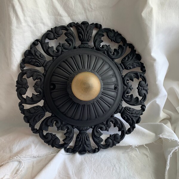 Farmhouse Flush Mount Single Bulb Plafonnier Luminaire, Grand, Noir charbon de bois refini, Fonte des années 1910, Prêt à installer, Moe Bridges