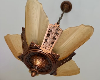 Lámpara de araña antigua colgante de 5 luces con pantallas deslizantes, de hierro fundido de la década de 1920, recableada/restaurada, Moe Bridges, pantallas color miel satinado con vaselina, ideal para techos altos.