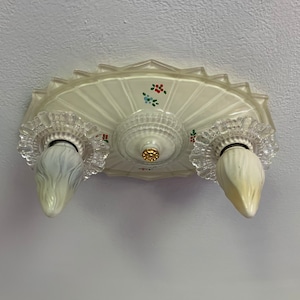 Może przedstawiać: Biała lampa sufitowa z trzema matowymi żarówkami i kwiatowym wzorem na płycie centralnej.