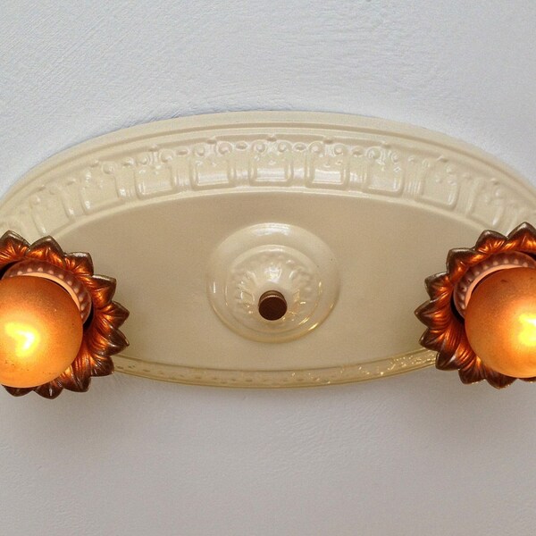 Antigua luminaria de montaje al ras, dos lámpara de latón, de 1930, estampado renovado restaurados, marfil con reflejos bronce cepillados