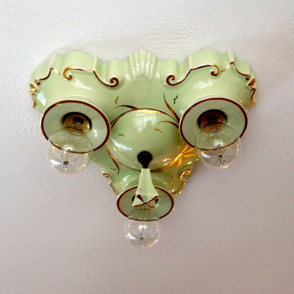 Rewired jadeíta alemán porcelana al ras montaje luminaria, detalles en oro, suave, c1933 Porcelier, cocina baño dormitorio