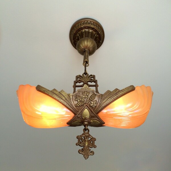 Boerderij opknoping Slip schaduw kroonluchter, Beige Opelescent glas tinten, van 1910, 2 licht gerestaureerde herbedraad, Patina met originele Decor
