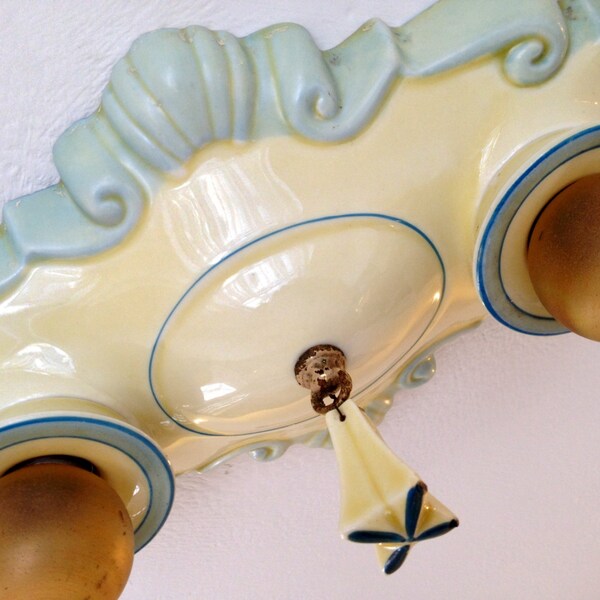 Antieke Duits porselein Flush Mount plafond armatuur, Robin's Egg Blue en Custard Cream, Rewired, c1933 Porcelier, keuken Bad slaapkamer