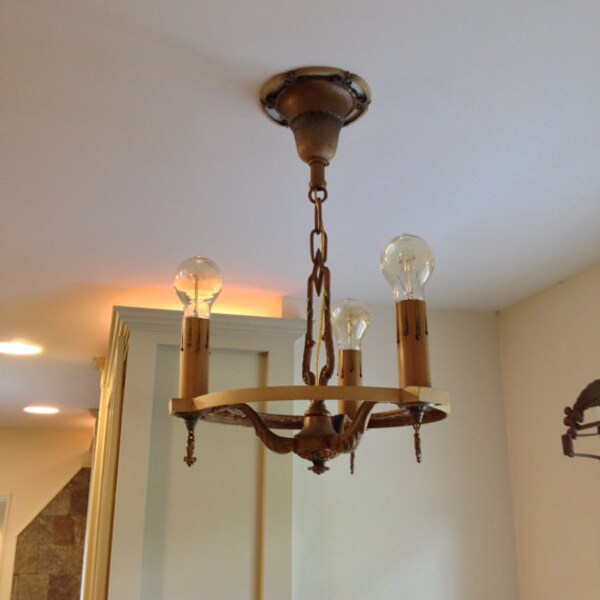 SALE! Antieke drie kroonluchter, hersteld, ca 1898-1904, Art Deco licht Beige Aqua Peach