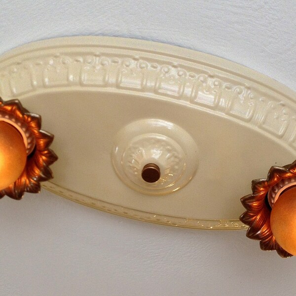 Antieke Flush Mount licht meubilair, twee lamp ingedrukt Brass, 1930's, herbedraad gerestaureerde, ivoor met geborsteld bronzen hoogtepunten