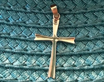 Vintage 14K Yellow Gold Minimal Simple Design Fluted Flared Cross Charm Pendant, 1970's