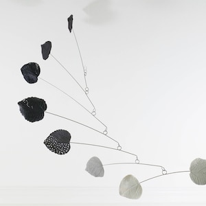 Hoja móvil, decoración moderna, decoración minimalista, móvil moderno gris, móvil cinético, hogar moderno, escultura moderna, negro blanco gris, móviles