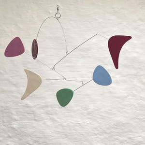 Móvil cinético colgante de arte abstracto, burdeos, móvil moderno, moderno de mediados de siglo, escultura, decoración artística, hogar moderno, regalo para cualquier ocasión