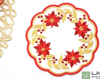 Peut inclure: Sous-verre de Noël brodé en rouge et or avec un motif de poinsettia. Le sous-verre est rond et a un bord festonné.