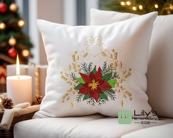 Peut inclure: Un coussin blanc avec une poinsettia rouge brodée entourée de feuilles et de baies dorées. Le coussin est sur un canapé blanc avec un sapin de Noël en arrière-plan. Le texte "Lily's Embroidery Designs" est dans le coin inférieur droit.