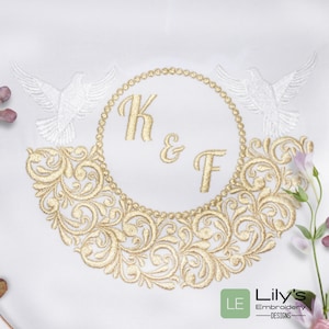 Op de afbeelding: Goud geborduurd monogram met de initialen K & F in een cirkel omgeven door een parelrand. Twee witte duiven bevinden zich aan weerszijden van het monogram. Het ontwerp is op een witte achtergrond.