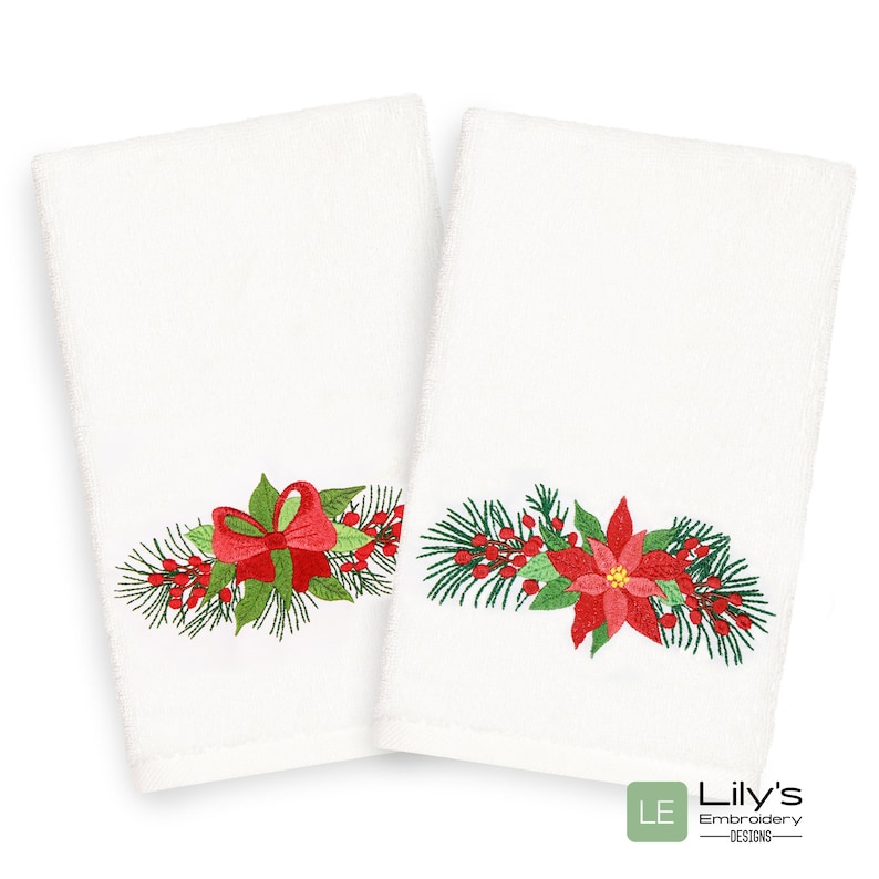 K&ouml;nnte beinhalten: Zwei wei&szlig;e Handt&uuml;cher mit gestickten Weihnachtsmotiven. Ein Handtuch zeigt eine rote Schleife mit gr&uuml;nen Kiefern&auml;sten und roten Beeren. Das andere Handtuch zeigt eine rote Weihnachtsstern mit gr&uuml;nen Kiefern&auml;sten und roten Beeren.