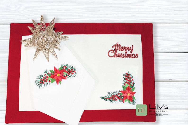 K&ouml;nnte beinhalten: Zwei wei&szlig;e bestickte Platzsets mit rotem Rand. Ein Platzset zeigt ein Design mit Weihnachtsstern und Tannenzweig, w&auml;hrend das andere den Text "Frohe Weihnachten" tr&auml;gt.