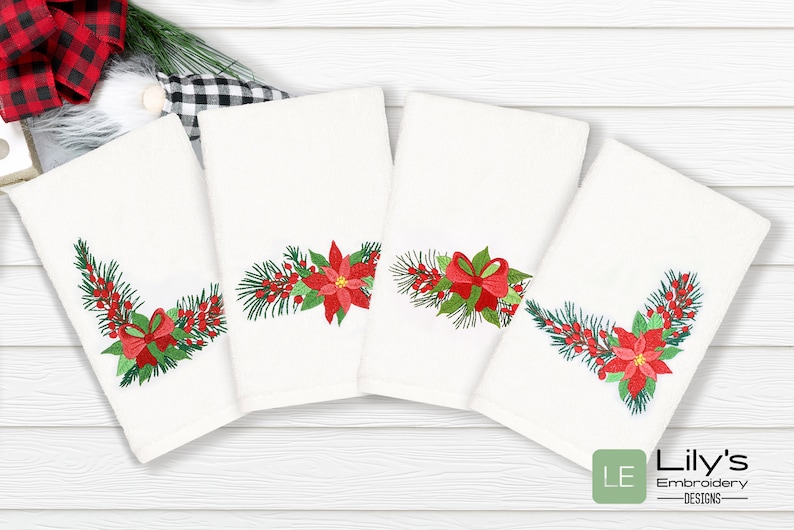 K&ouml;nnte beinhalten: Vier wei&szlig;e Handt&uuml;cher mit gestickten Weihnachtsmotiven. Jedes Handtuch zeigt ein Eckdesign aus gr&uuml;nen Kiefern&auml;sten, roten Beeren, einer roten Weihnachtsstern-Blume und einer roten Schleife.