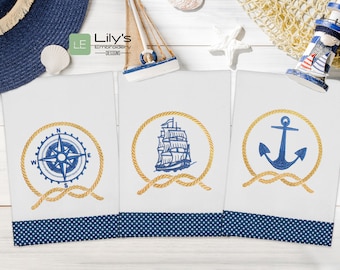 Peut inclure: Trois torchons blancs avec des motifs de broderie nautiques bleus. Les motifs comprennent une boussole, un navire et une ancre. Chaque motif est entouré d'une corde dorée.
